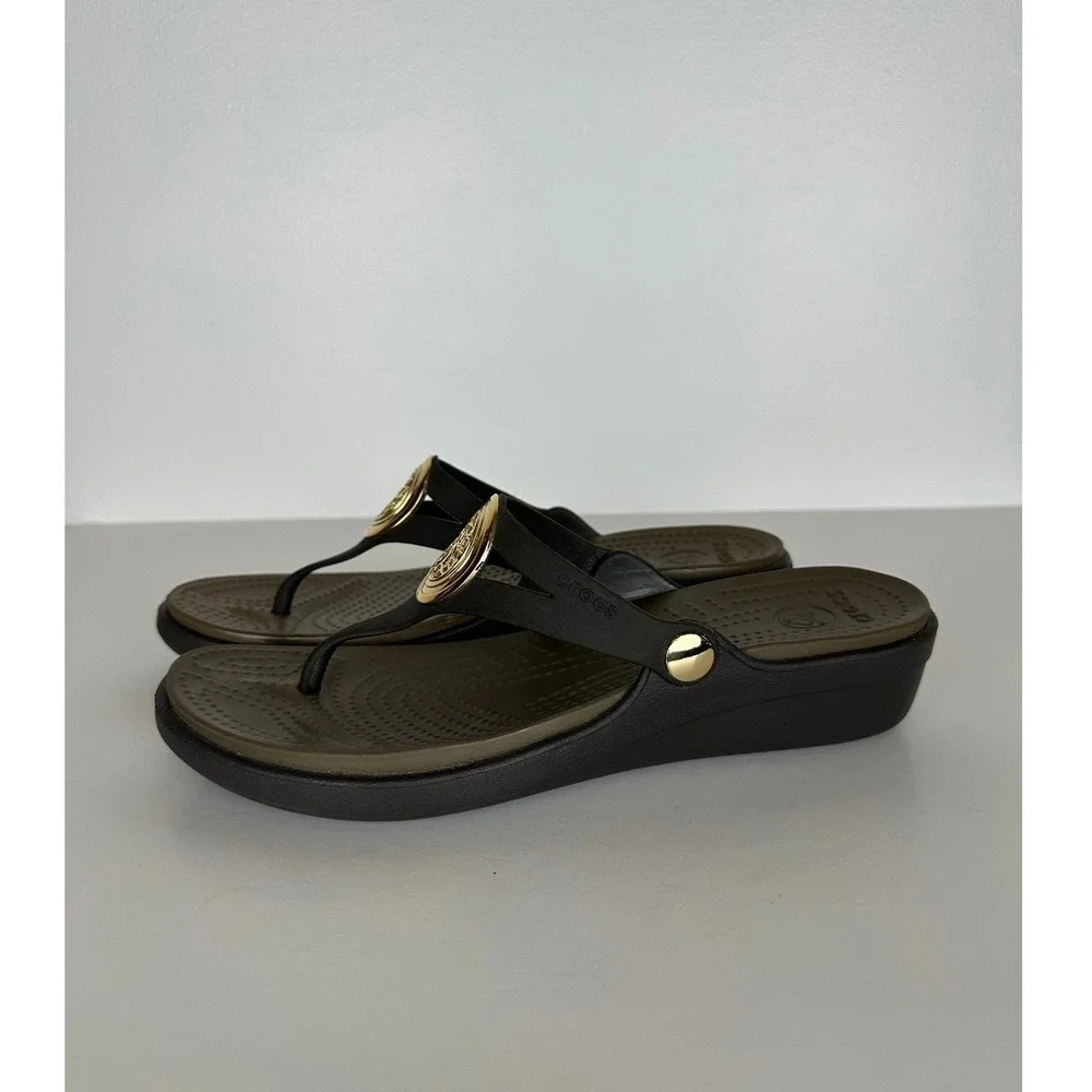 Crocs Sanrah Medallion Gold Circle Wedge Sandals Size 9 Brown Thong Flip Flops